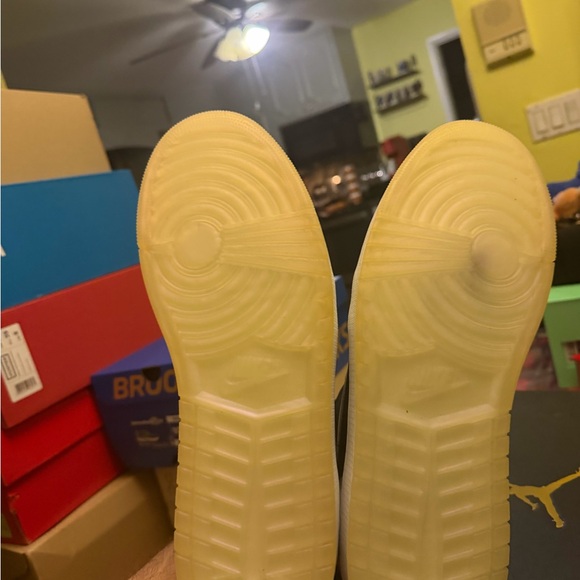 Athletic_Shoes